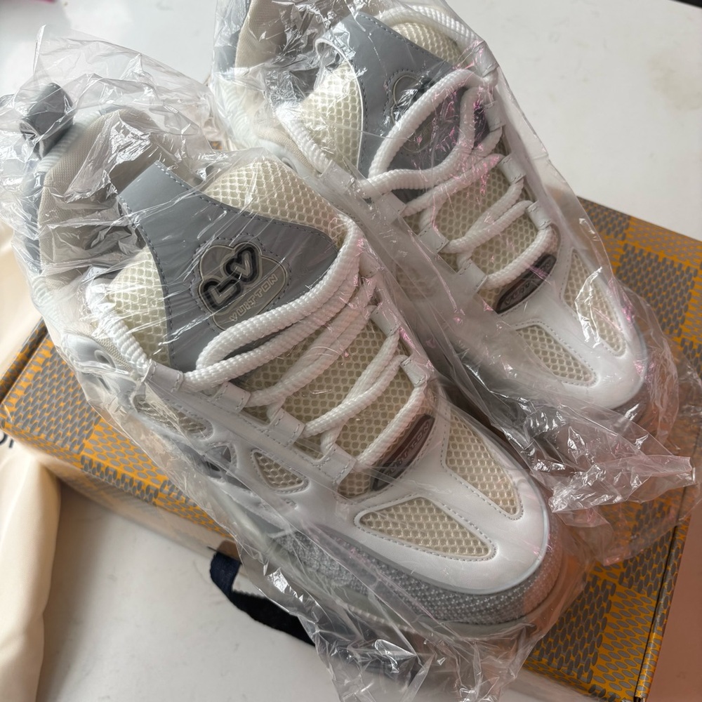 White and Gray Louis Vuitton Skates - Picture 3 of 8